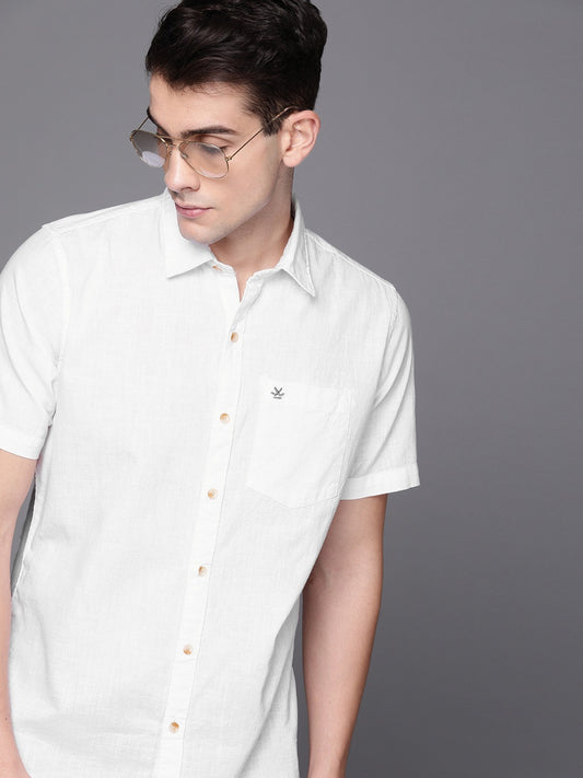 Men White Slim Fit Solid Casual Shirt